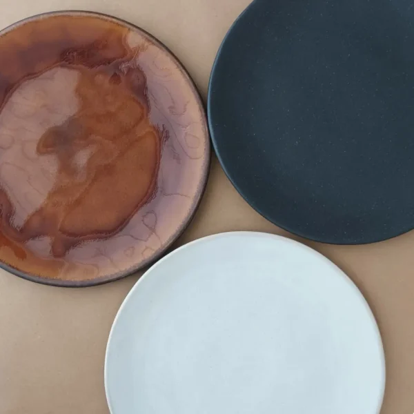 Roda Plates, 18 Pieces Set by Costa Nova - Ardoise (gris foncé), Honey & Blanc - Orpheu Decor