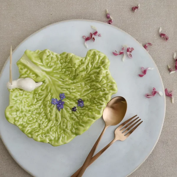 “The Lettuce and The Snail” Plate, 18 cm by Laboratório D’Estórias - Green - V.LE004VV - Orpheu Decor