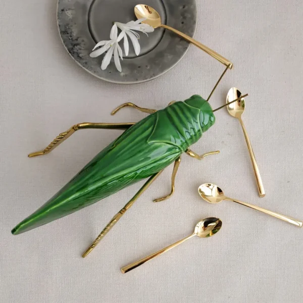 The Peaceful Grasshopper, 28 cm by Laboratório D’Estórias - Natural Brass, Green - Z.LE.042.PD - Orpheu Decor
